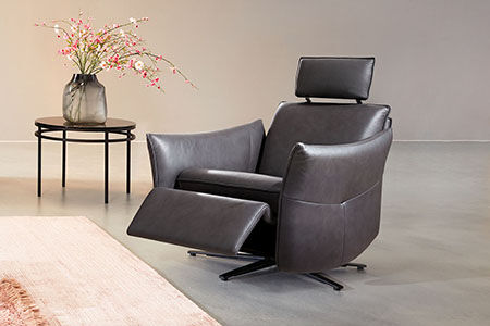 Komfortables Funktionsmöbel in Loungesessel-Optik mit versteckten Funktionsdetails